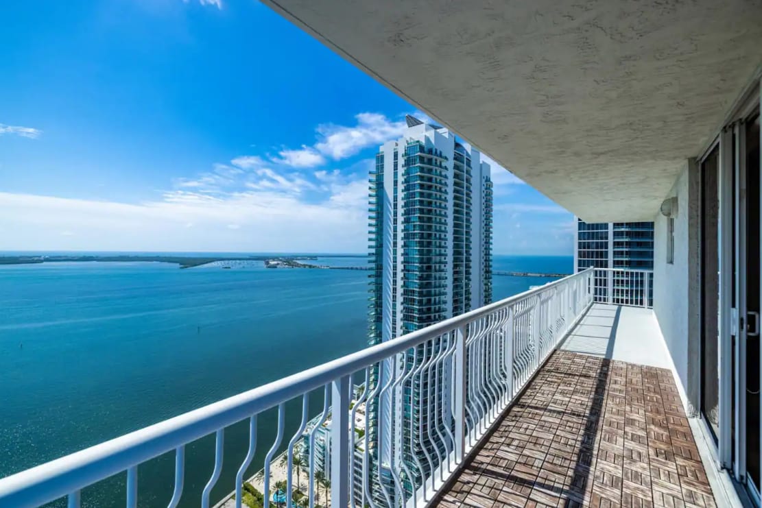 Dreamy Oceanfront Highfloor Corner Unit 2/2+Den