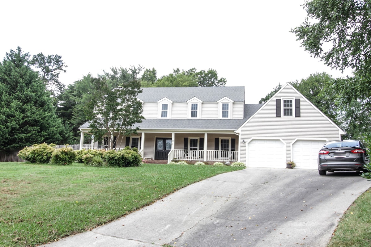 cozy room | queen bed | Wi-Fi | spacious home