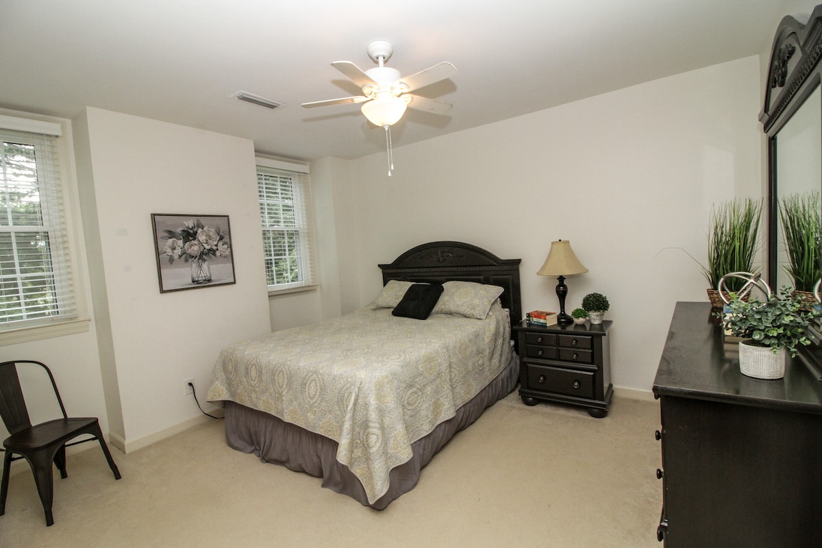 cozy room | queen bed | Wi-Fi | spacious home