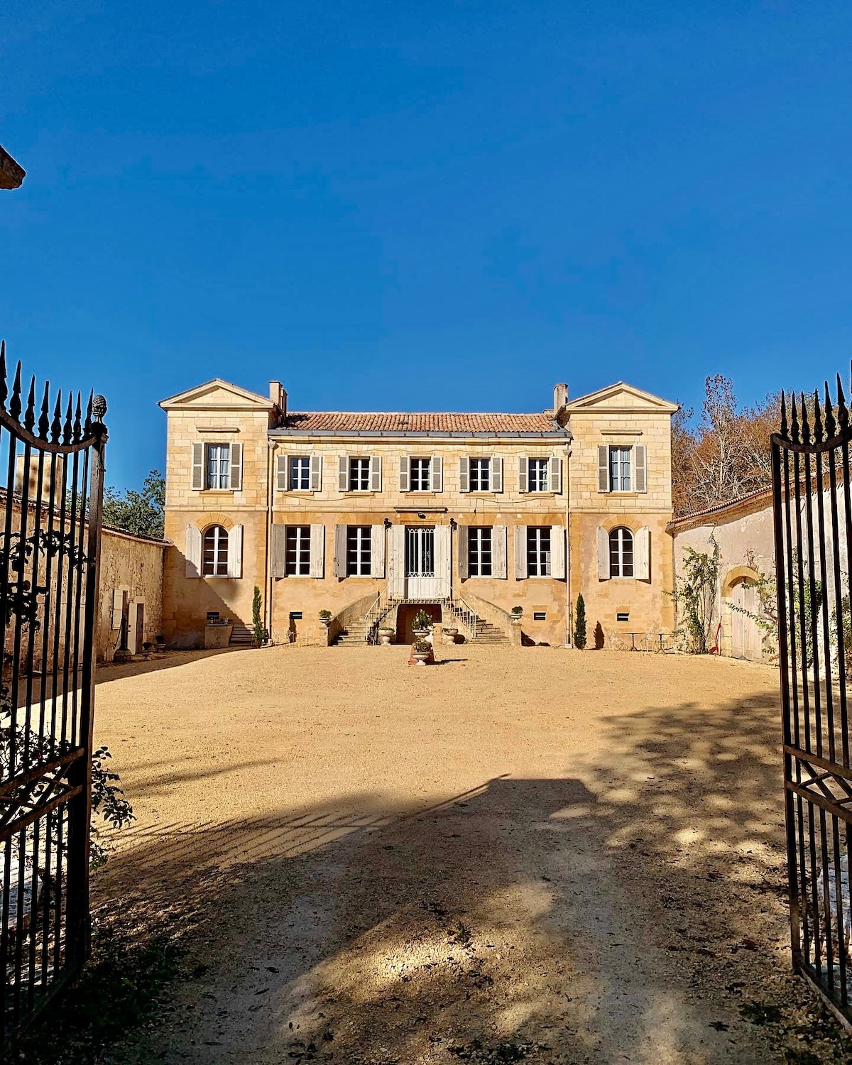 Luxury air-conditioned chateau with pool