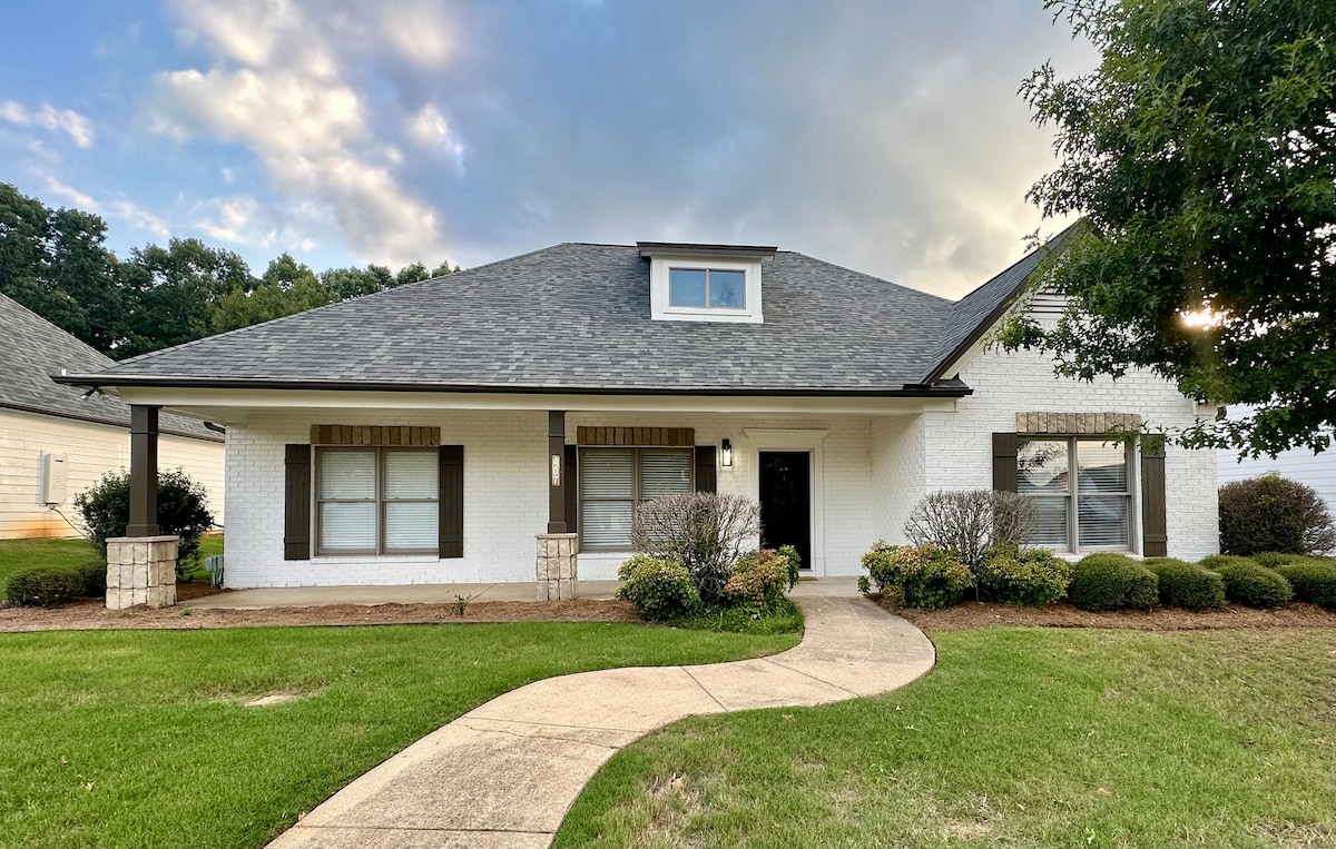 Spacious 4Bd/4Ba game day retreat 2mi to Ole Miss