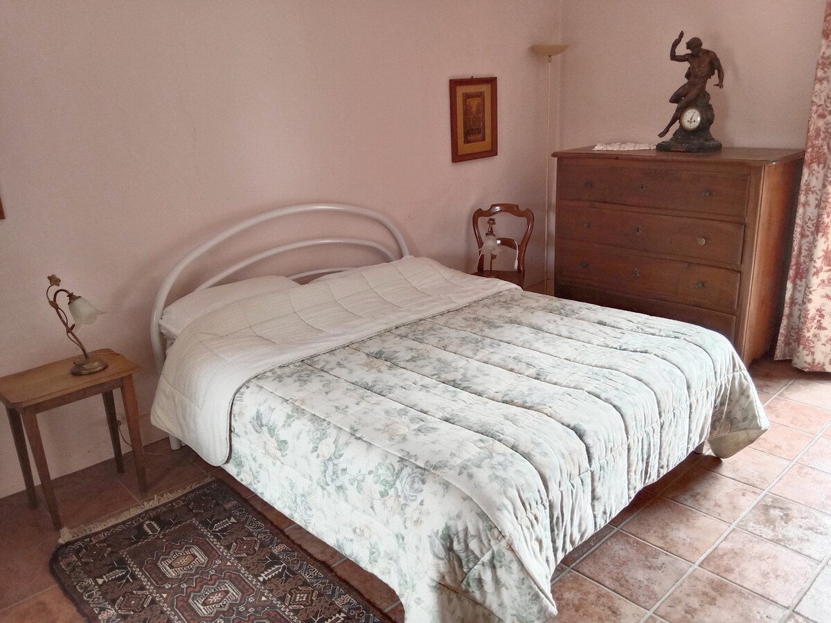 Chambre matrimoniale dans maison piémontaise