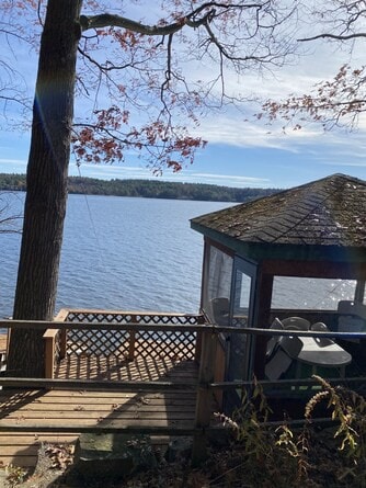 "Lake Life" Waterfront Cottage w/ boat dock
