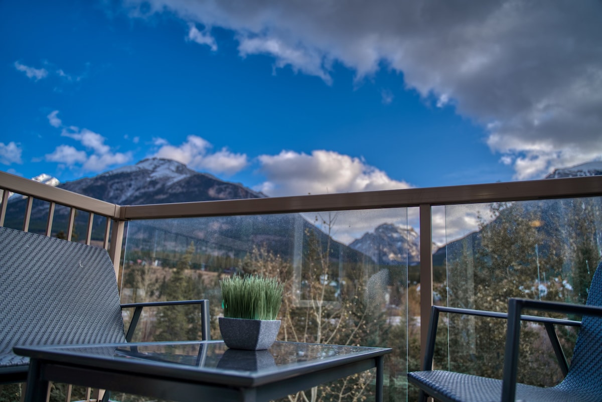 Stunning Views @ The Rocky Mountain Retreat!