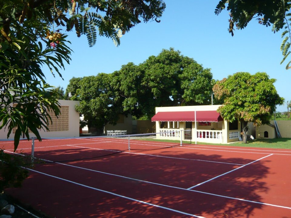Amplia villa con 2 piscinas y tenis