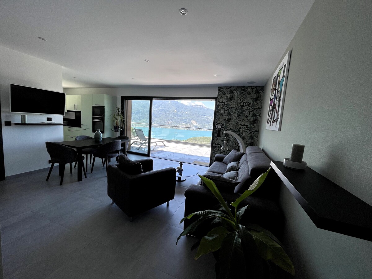 Appartement moderne vue lac