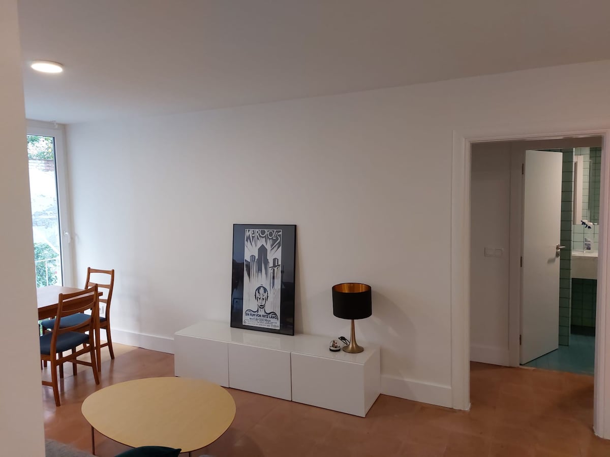 Cool apartment 15 mins Metro Maria Cristina