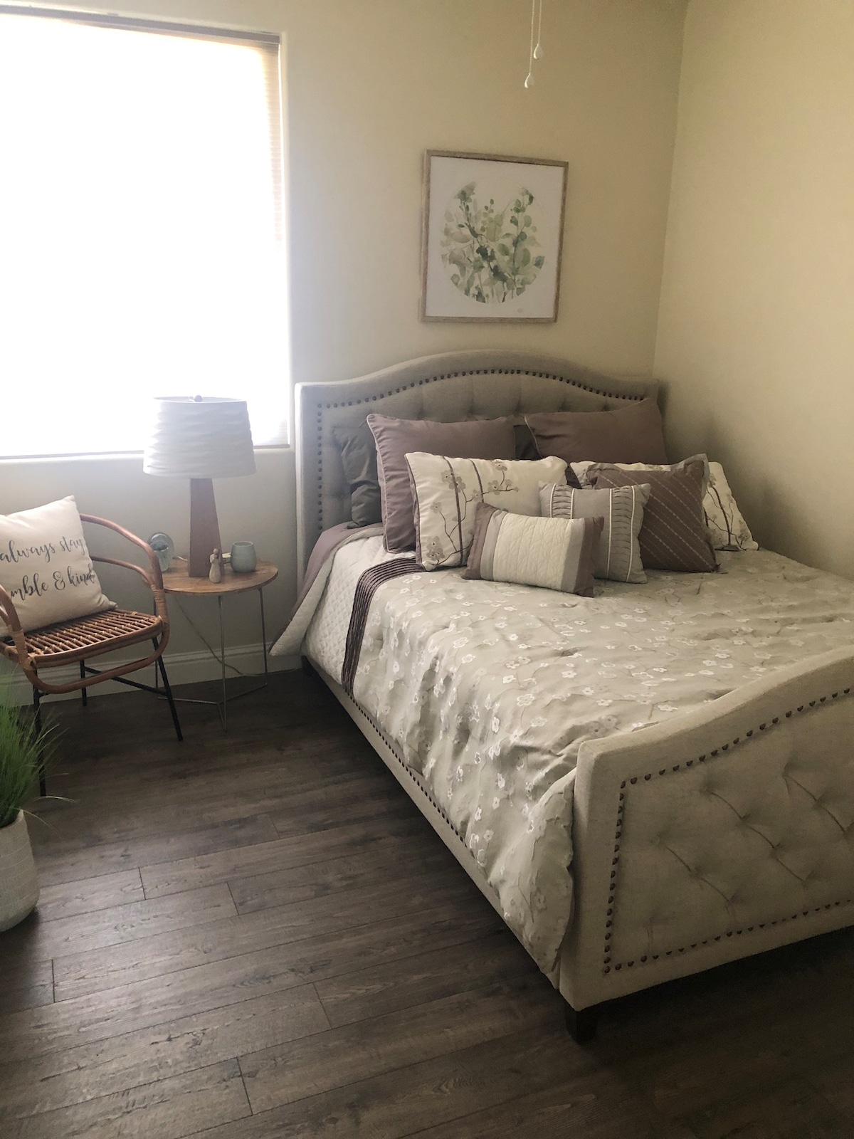 Beautiful bed & bath 8 minutes from airport