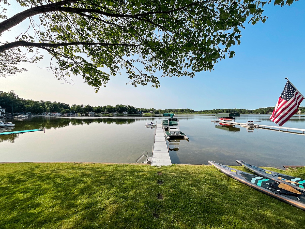 Family Vacation Cottage On All-Sports Private Lake