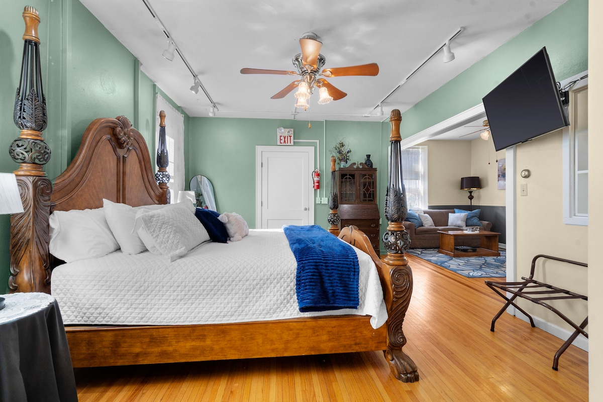 Historical Apartment w/ Whirlpool Tub