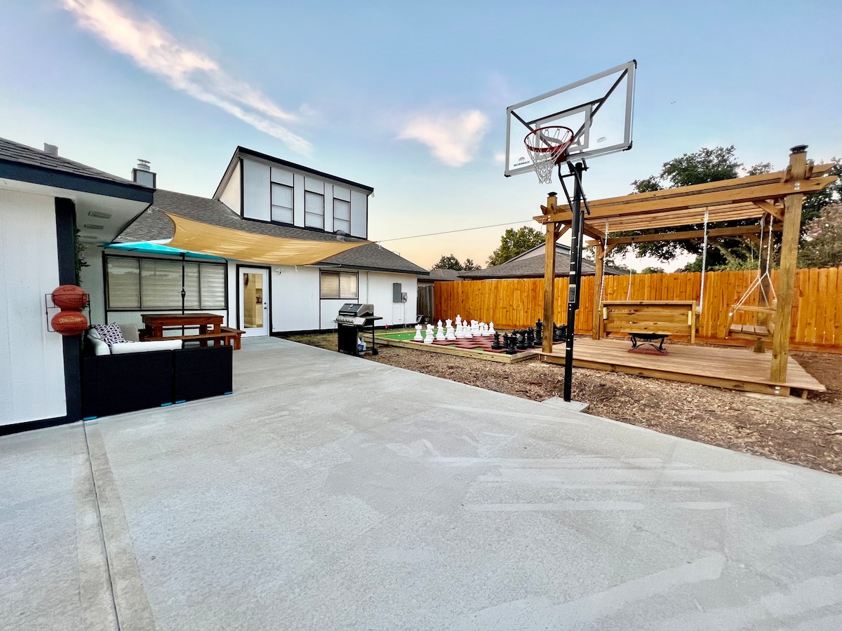 Luxurious Hideaway: Retreat with Basketball Arcade