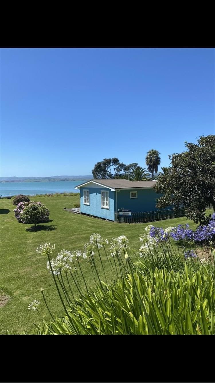 Quintessential Kiwi Bach on Waterfront Paradise