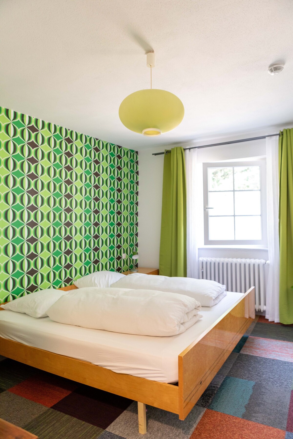 Groene 70's hotelkamer met heerlijk buiten!