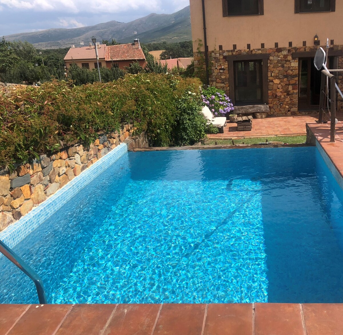 Casa rural amplia con piscina, excelentes vistas