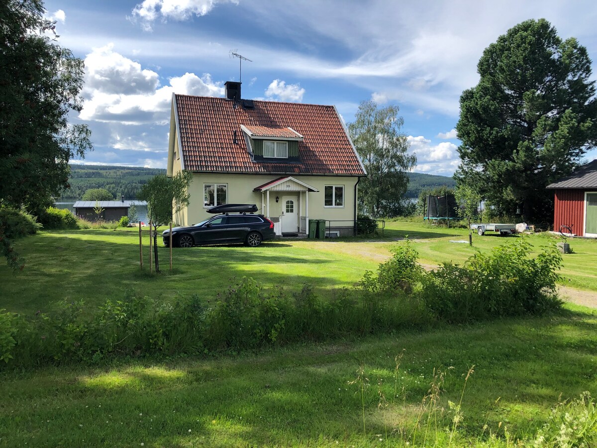 Gem by the lake with sauna and private jetty