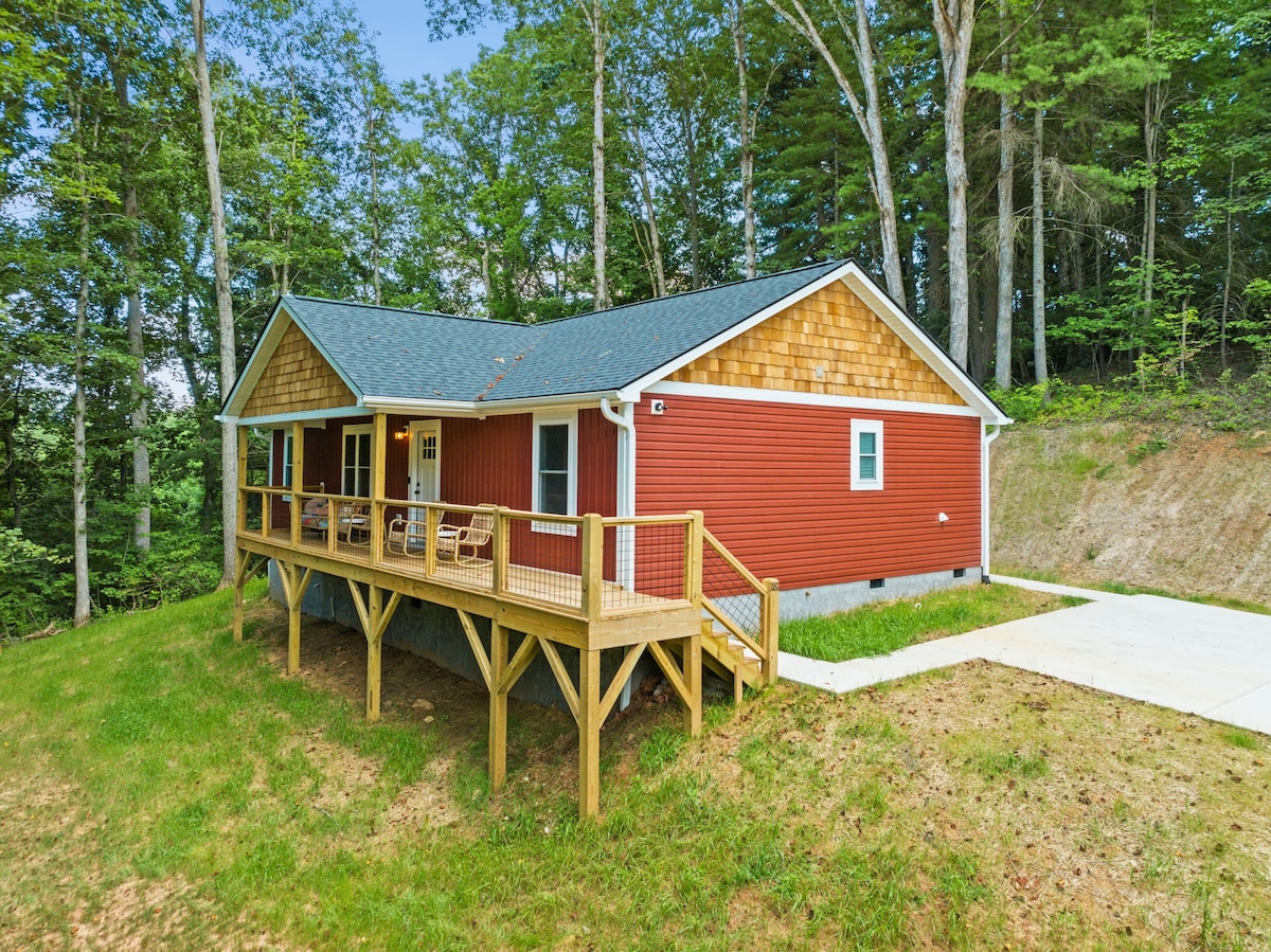 Private mountain getaway 10 min to AVL city limit!