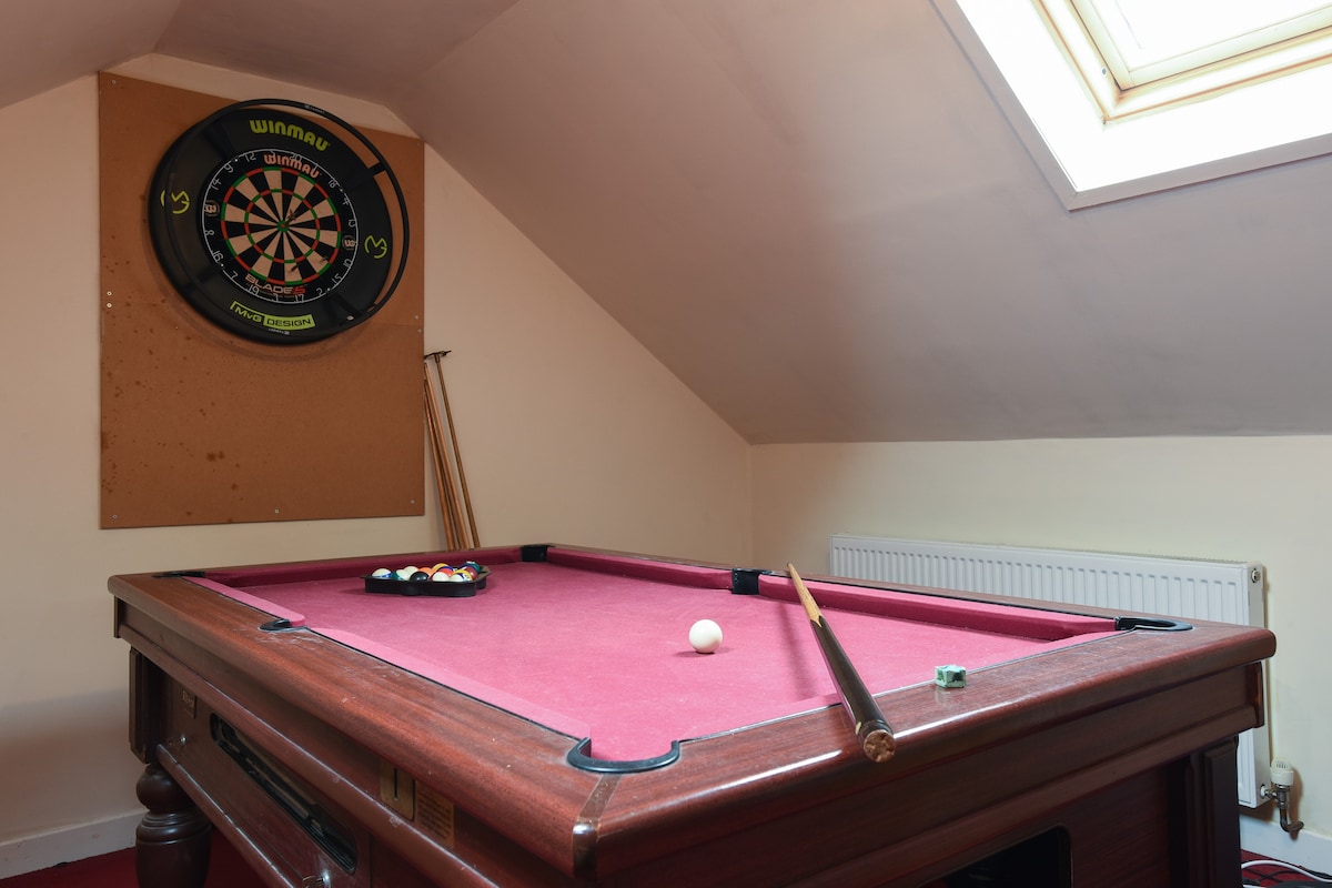 Large family home w/pool table*
