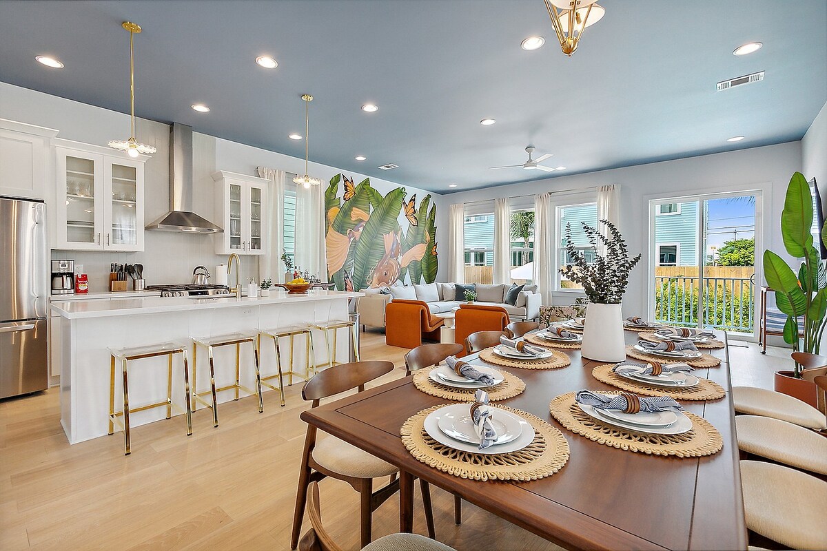 Trendy Oasis with Heated Pool, Grill - Near FQ