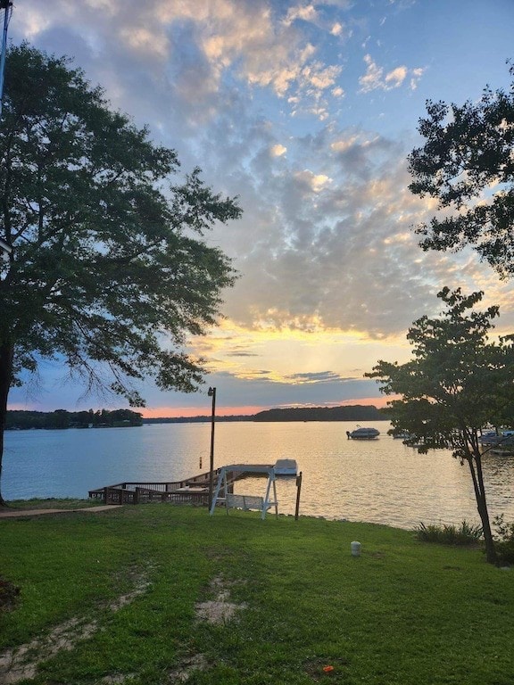 从湖滨欣赏天堂般的日落