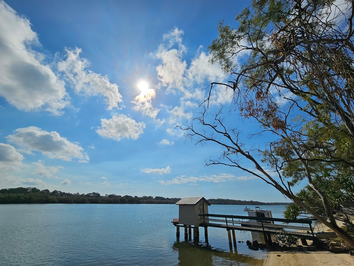 A Stroll to Maroochy River (and Pub)!