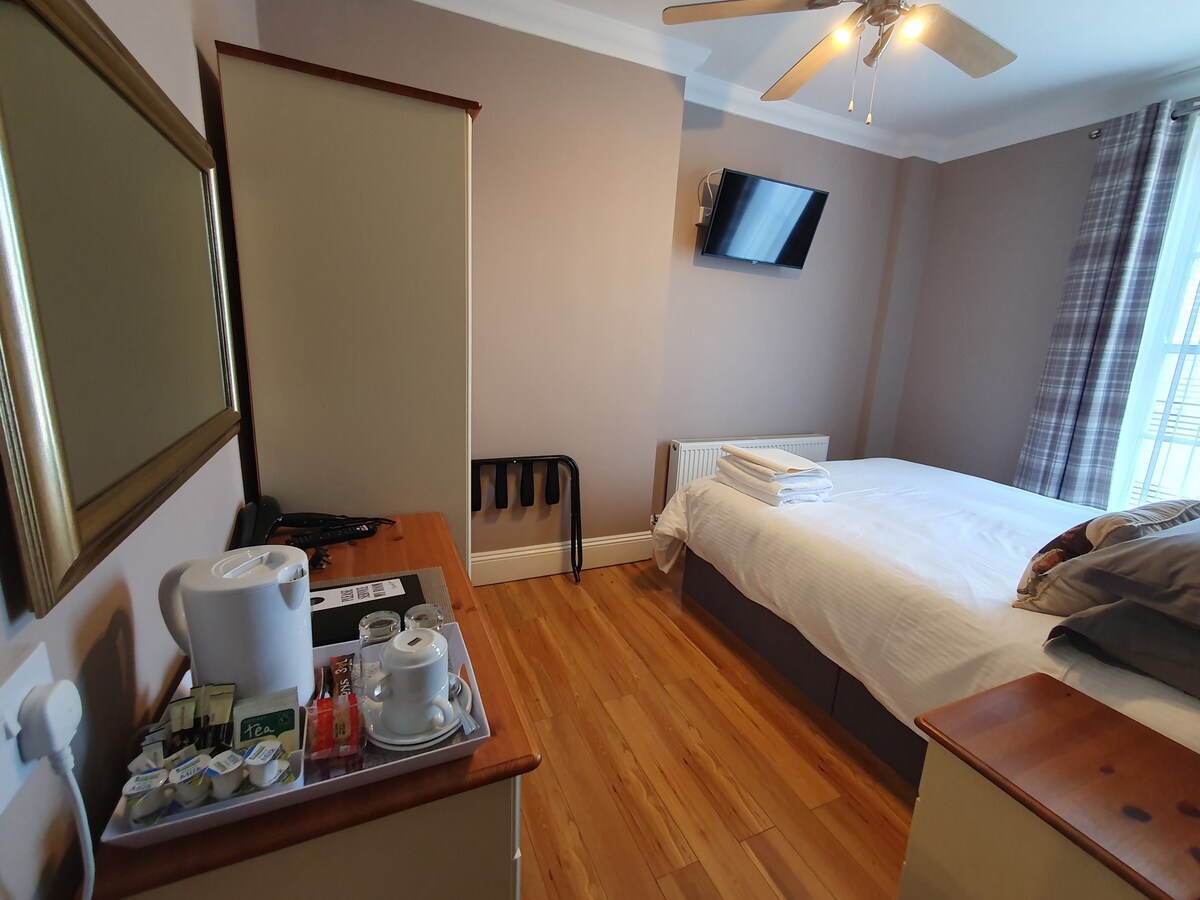 Midway Guest House/King-size bed & en-suite