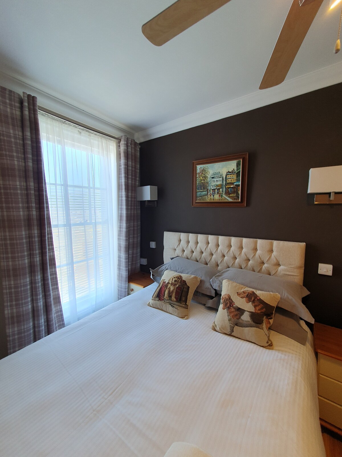 Midway Guest House/King-size bed & en-suite