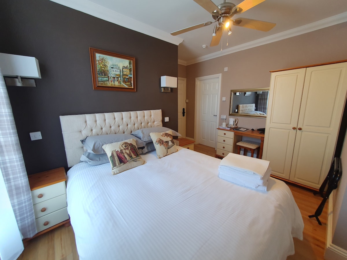 Midway Guest House/King-size bed & en-suite