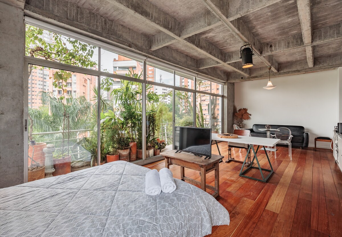 |EP| Rustic Loft w/Balcony and High-Speed Internet