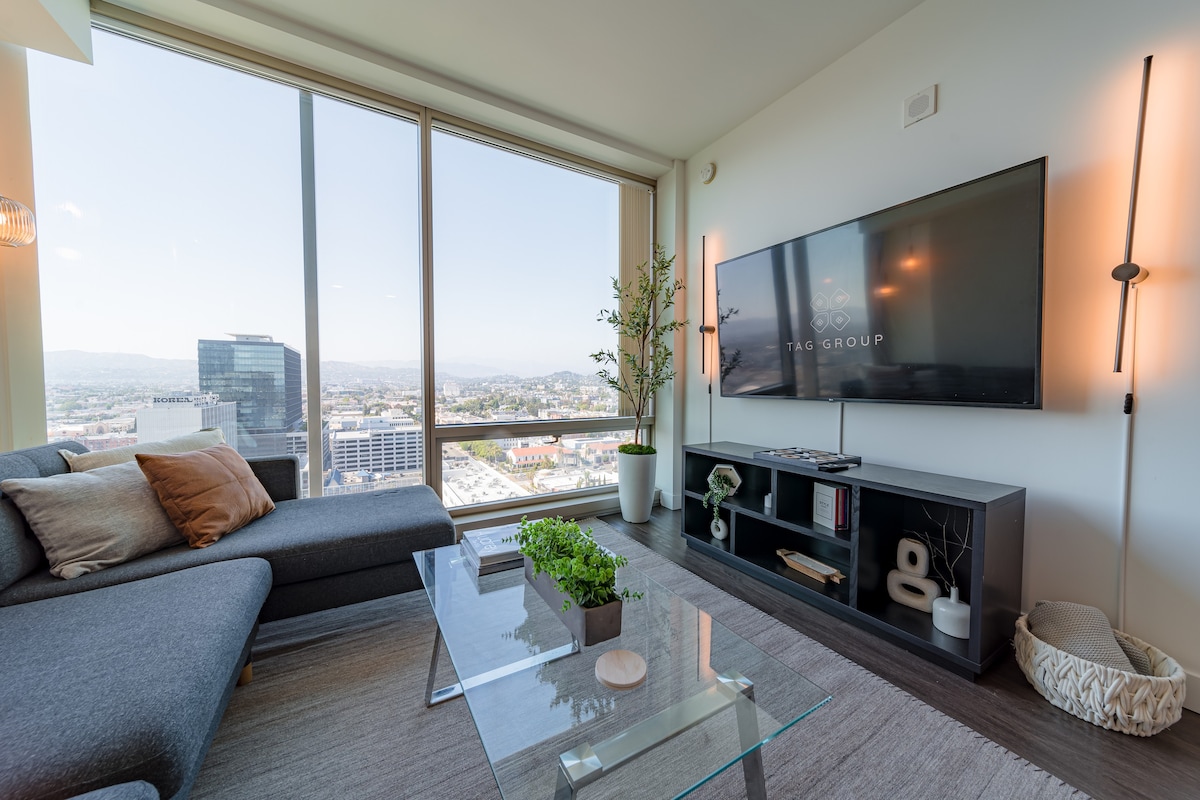 Stylish Sky-High 1 Bd Oasis w/ Breathtaking Views