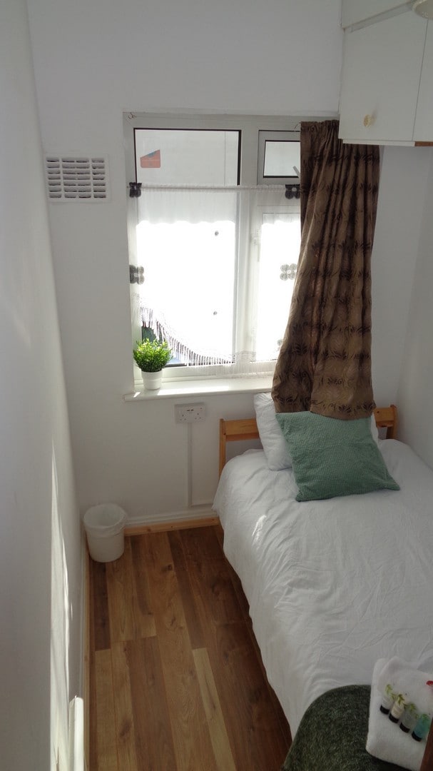 5 - Cosy box room in Dagenham