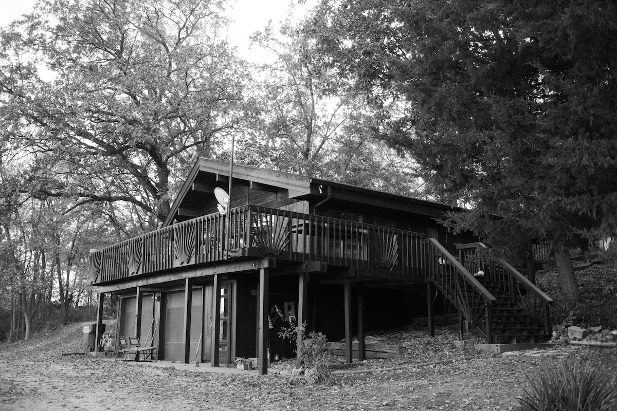 Under the Moon Cabin on the Lake