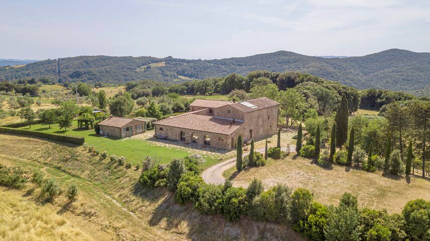 Castelnuovo di Val di Cecina的民宿