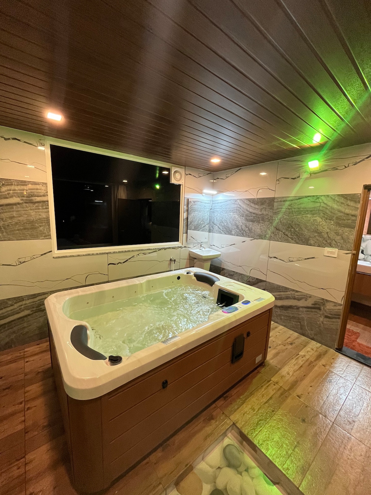 Private cabin witth Jacuzzi.