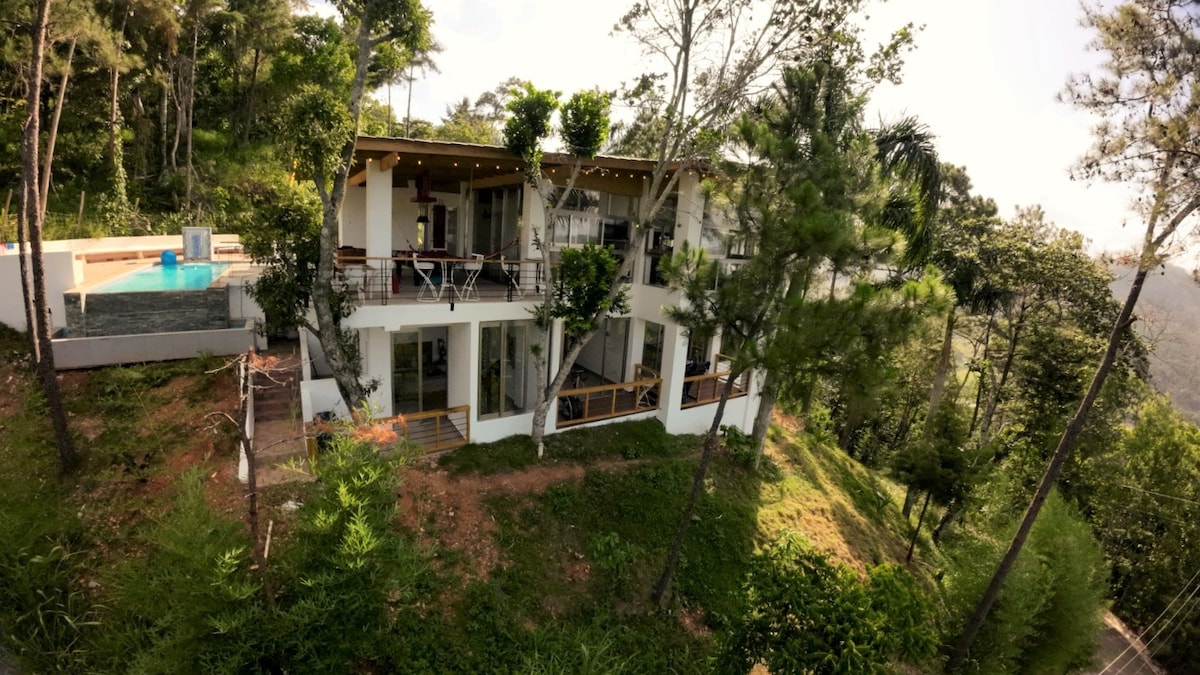 Lujosa Casa en las montañas 5tas