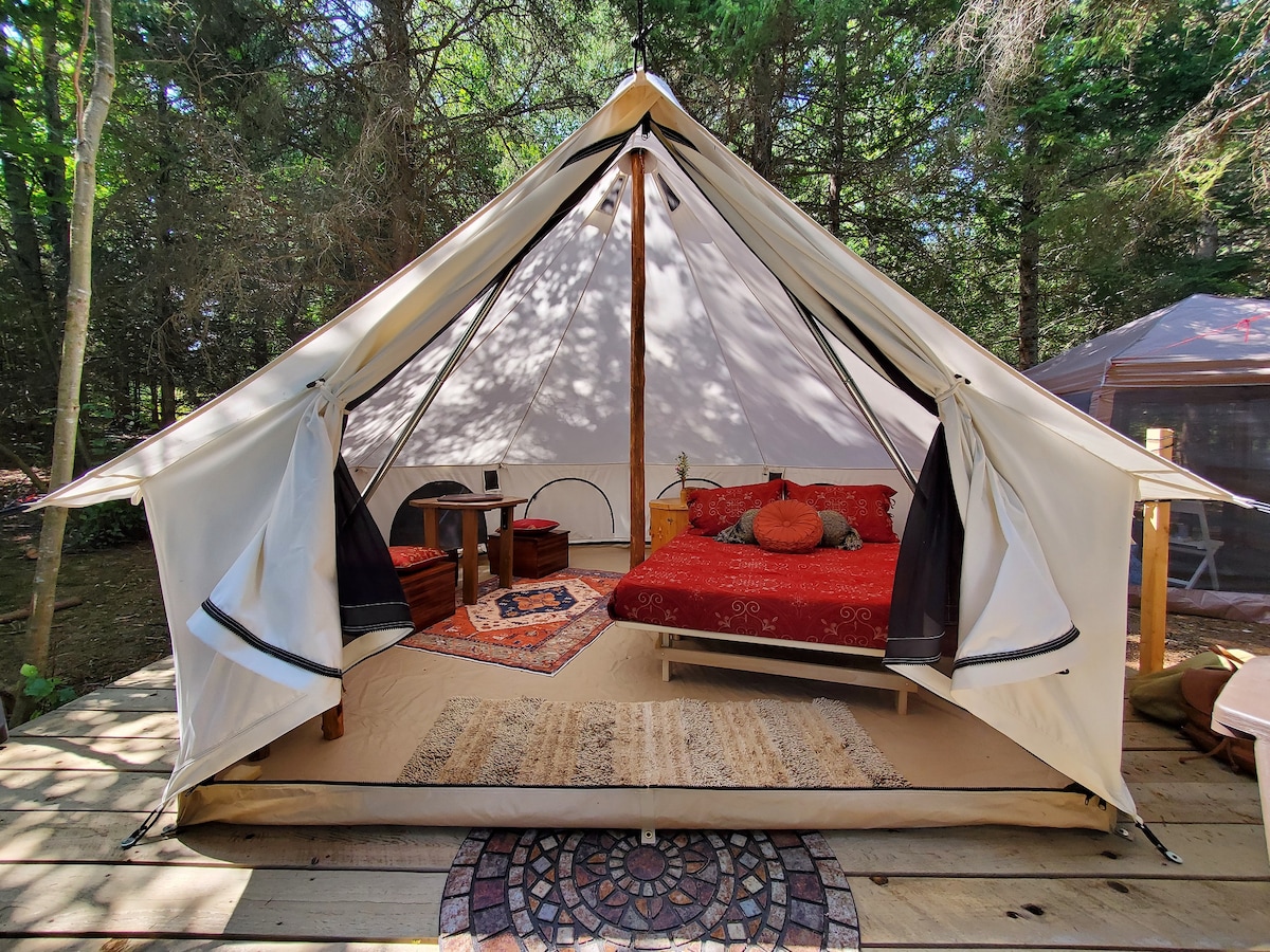 200 Acre Romantic Glamping on Tiny Spring Fed Lake