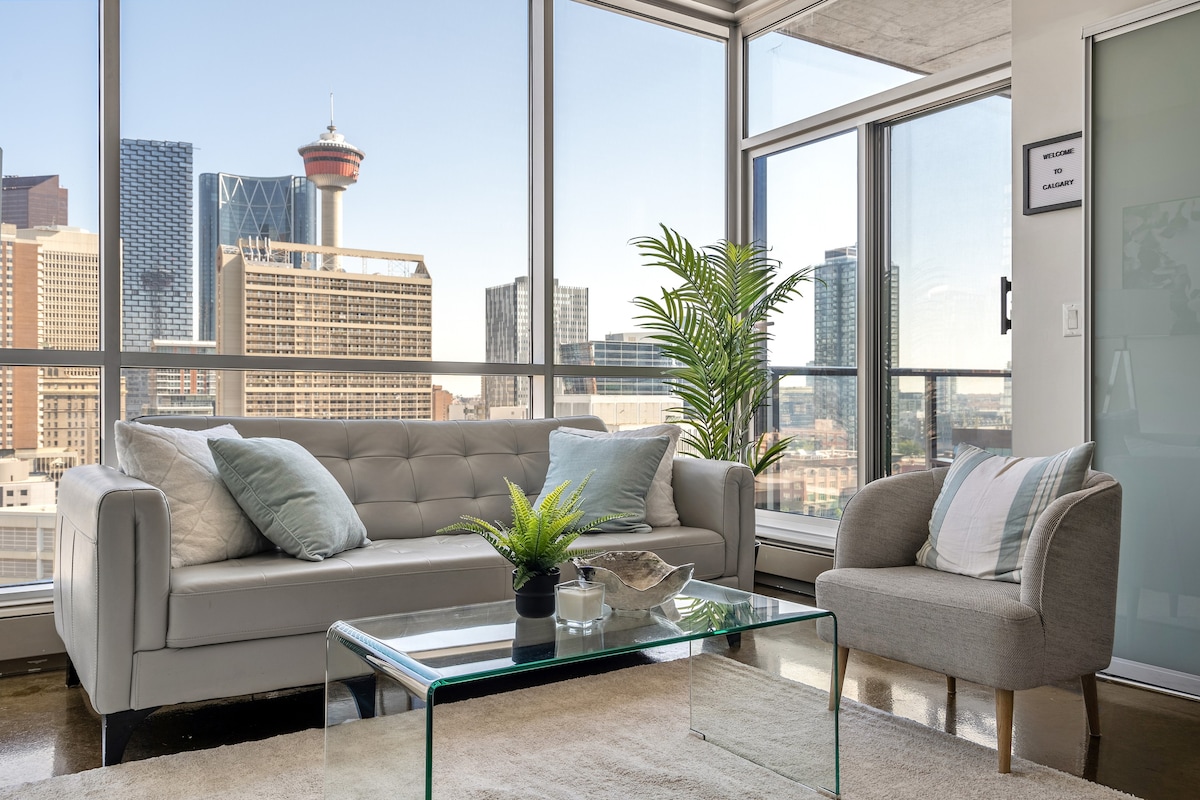 Prime Downtown – Luxury 2BD Condo + Free Parking