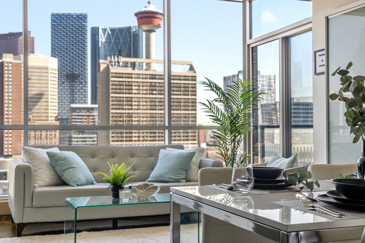 Prime Downtown – Luxury 2BD Condo + Free Parking