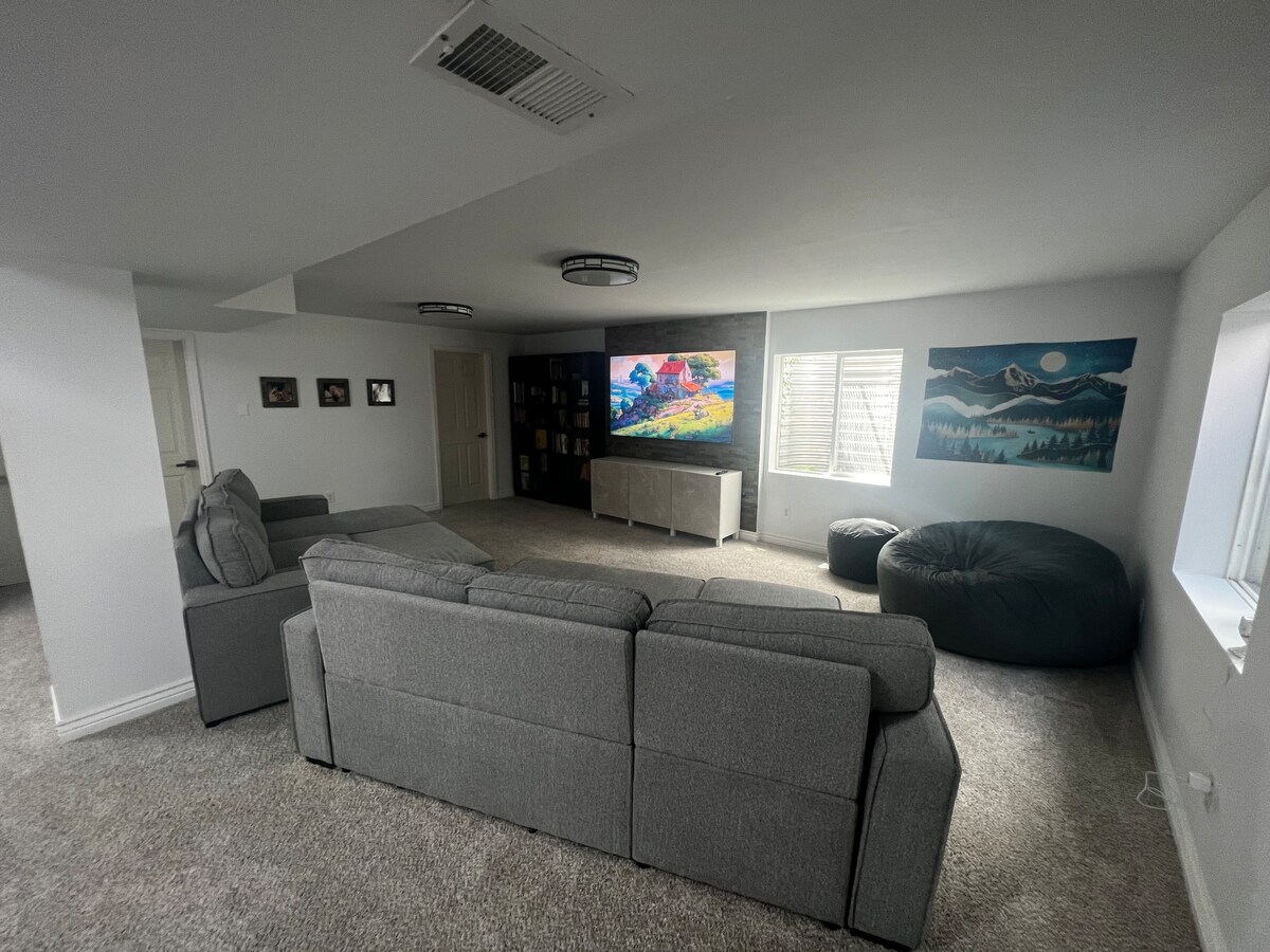 Modern Colorado Basement Retreat (NO cleaning fee)