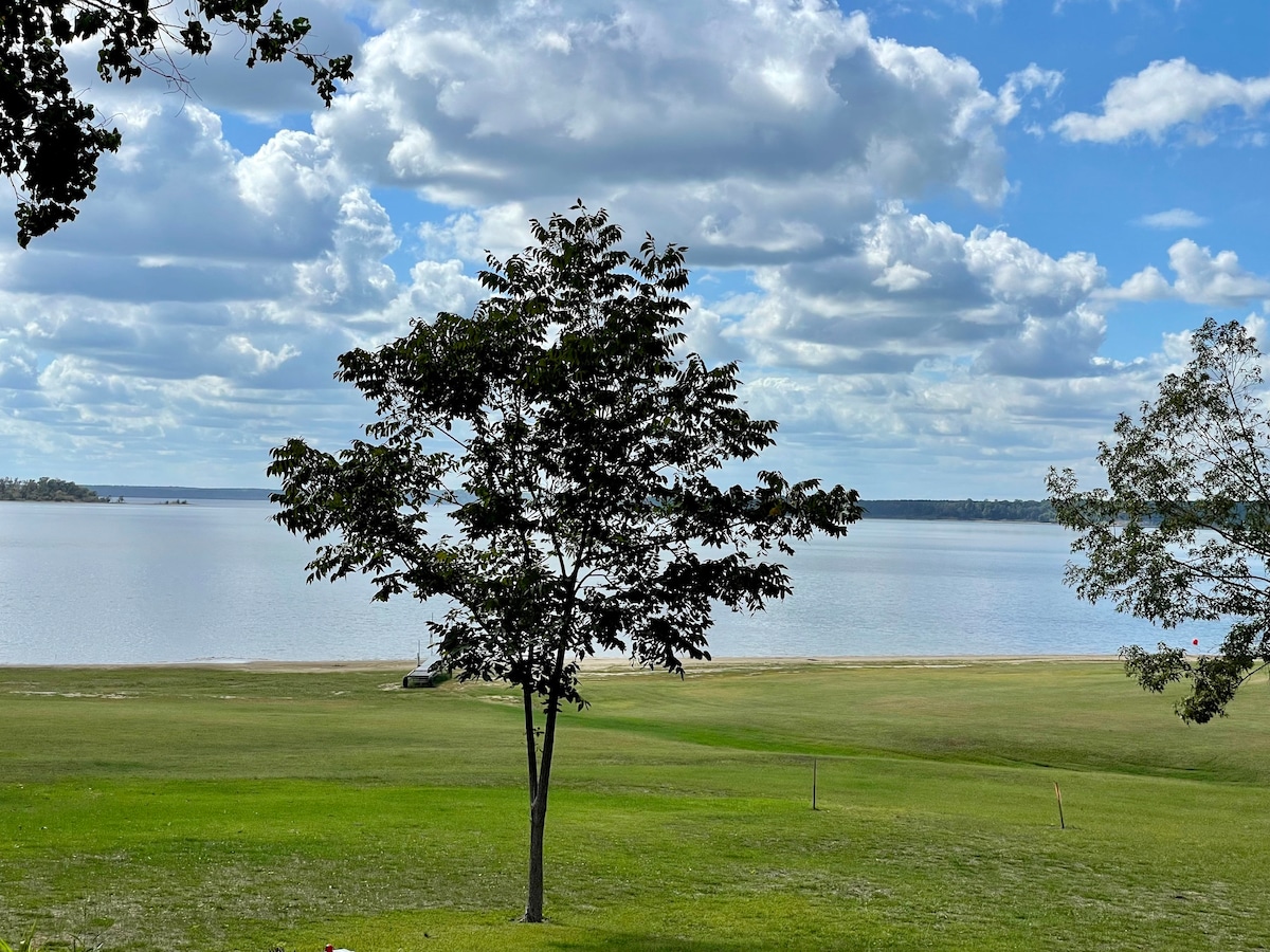 Lakefront House in Broaddus