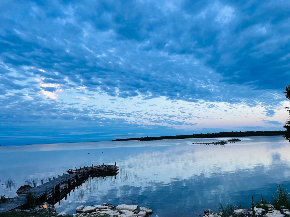 Mismer Bay Retreat - Charming home on Lake Huron