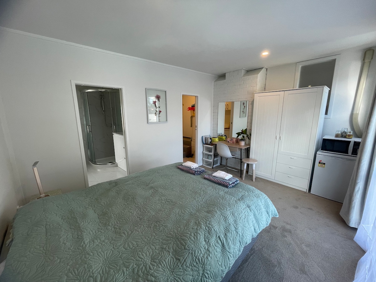 Self-contained flat in Ellerslie