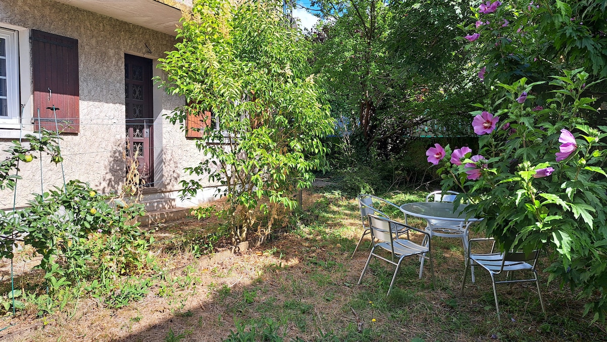 Chambre jaune privée Maison spacieuse