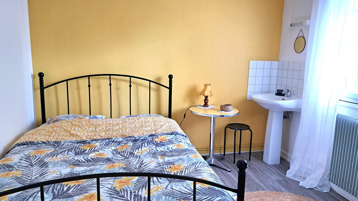 Chambre jaune privée Maison spacieuse