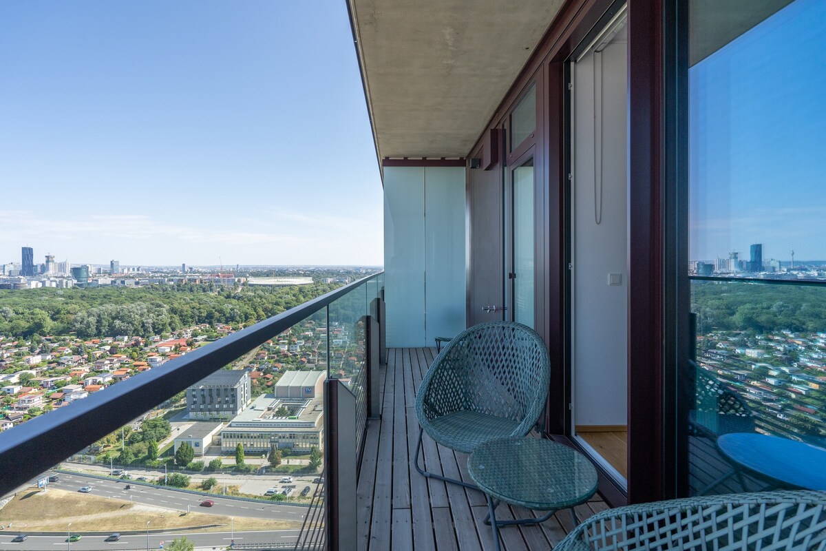 HM | Luxe 1BR with View & Terrace