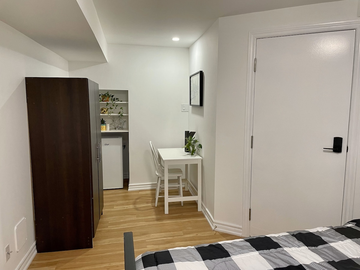 Comfy BR-private bath-15' walk to Sheridan College