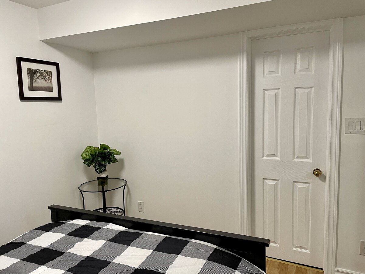 Comfy BR-private bath-15' walk to Sheridan College