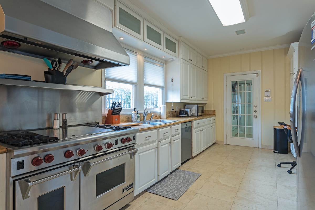 The Athena! Luxury Chefs Kitchen in Montrose, 7BR