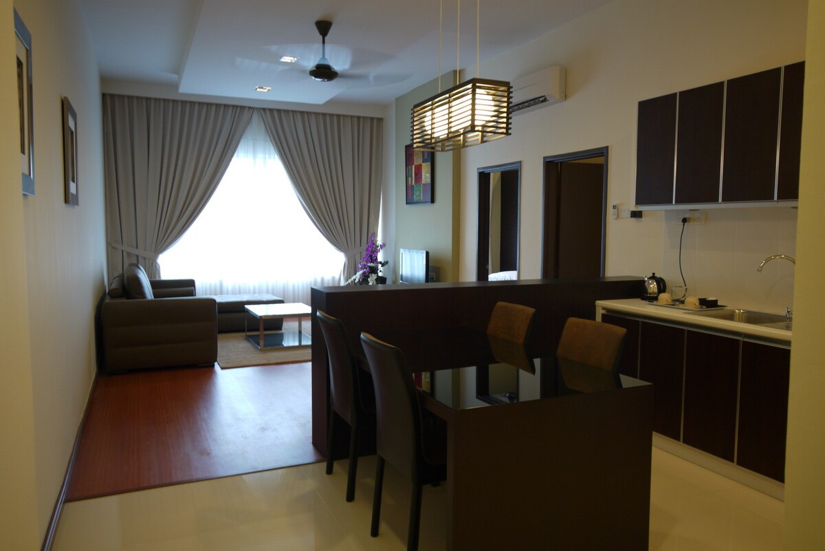 Spacious 2BR 2Bath 1Borneo Apartment with Parking