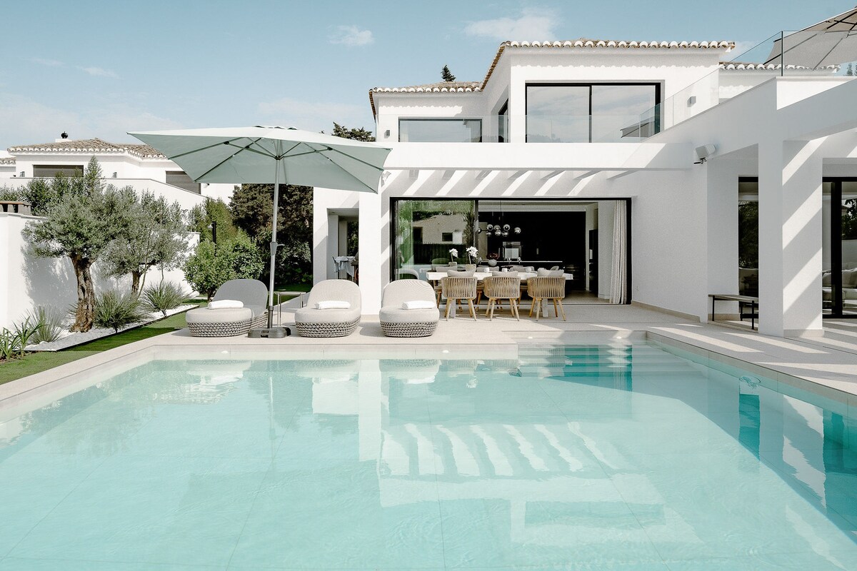 Delightful 4 Bed Villa with pool close to the beach in Las Chapas