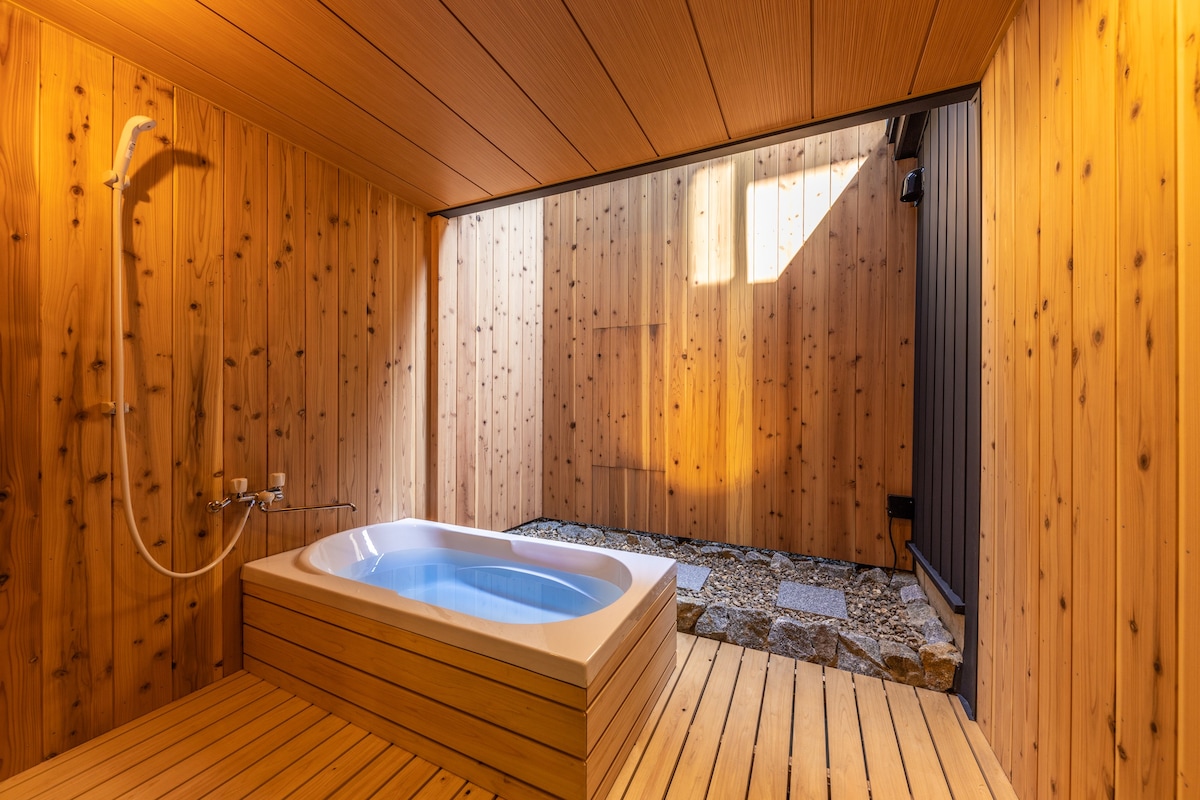 【樱花】（ 1栋大楼租赁，最多5人）客房内设有带独立露天浴缸的町屋